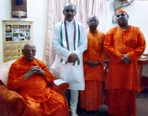 H H The Gajapati King of Puri with Swami Atmasthananda the fifteenth President of the Order